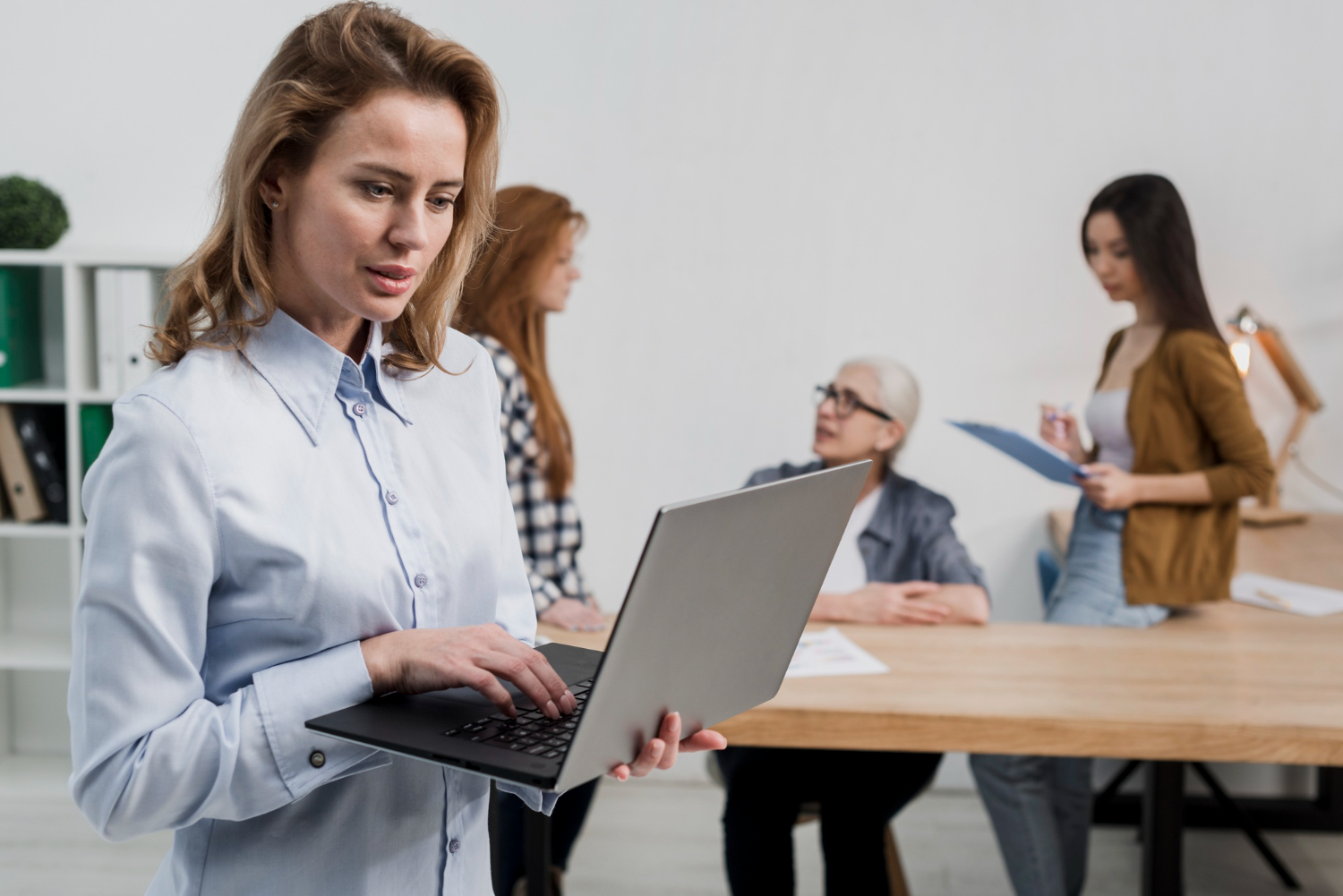 Tuteurs IA contre enseignants : les modèles linguistiques personnalisés pourront-ils remplacer complètement les professeurs particuliers ?
