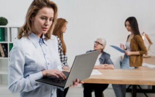 Tuteurs IA contre enseignants : les modèles linguistiques personnalisés pourront-ils remplacer complètement les professeurs particuliers ?